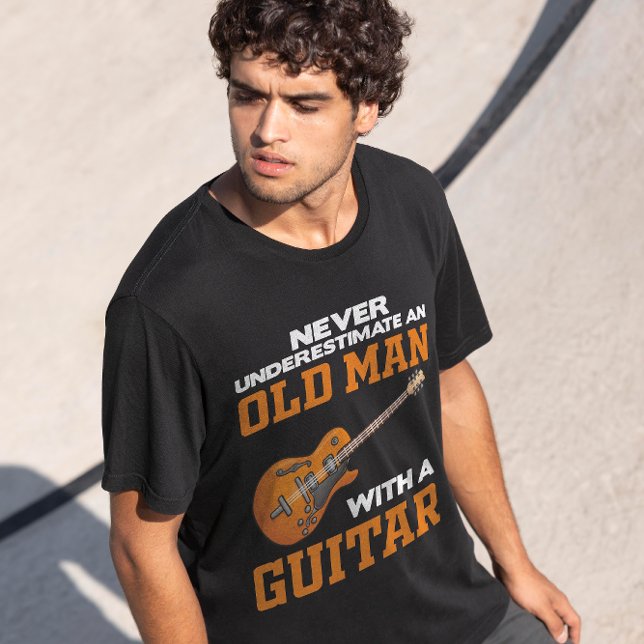 T-shirt Un Vieux Homme Avec Une Guitare Noire (Créateur téléchargé)