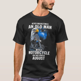 T-shirt Un Vieux Homme Avec Une Moto Qui Est Né En Août