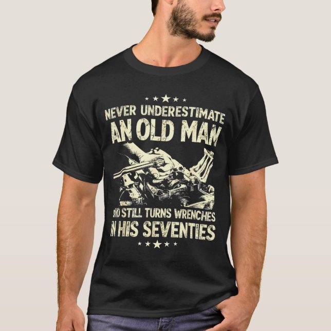 T-shirt Underestimate an old man who turns wrenches  (Devant)