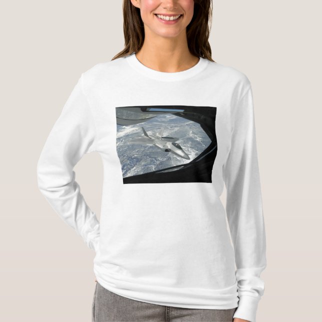 T-shirt Une banque F-22 Raptor loin d'un KC-135 (Devant)