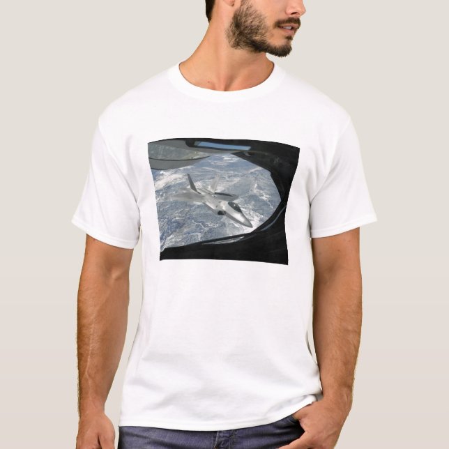 T-shirt Une banque F-22 Raptor loin d'un KC-135 (Devant)