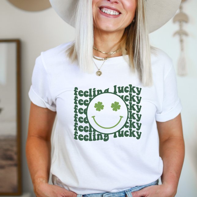 T-shirt Une chemise chanceuse (Feeling Lucky, St. Patrick's Day, Irish Vibes, Shamrock Chic, Lucky Charms Tee, Festive Shirt, Green)