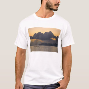 T-shirt Une équipe de canoë à balancier s'entraîne au larg