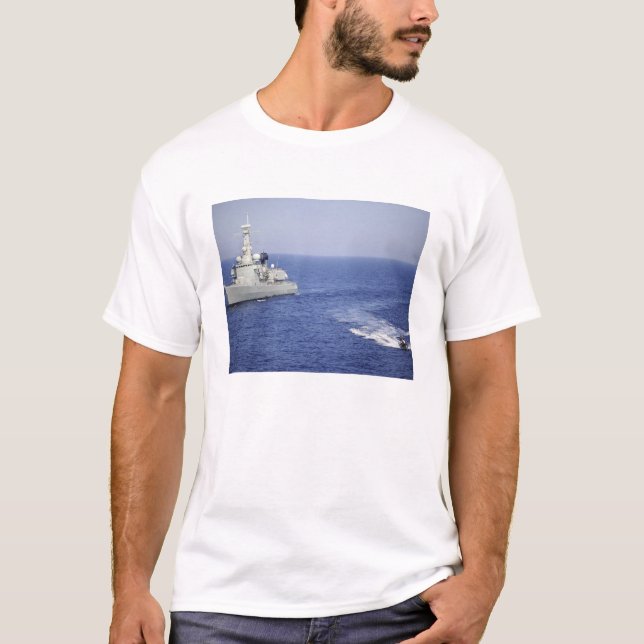 T-shirt Une équipe de la marine portugaise dans un bateau  (Devant)