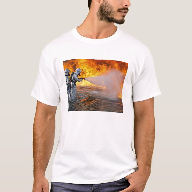 T-shirt Une équipe de lutte contre l'incendie secourue par (Devant)