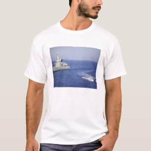 T-shirt Une équipe portugaise de marine dans un bateau