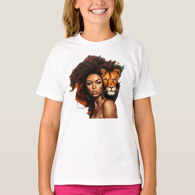 T-shirt Une femme afro-américaine avec un lion majestueux (Devant)