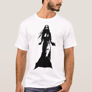 T-shirt Une femme aux cheveux longs, portant un manteau