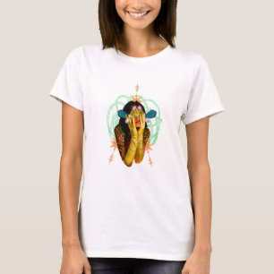 T-shirt Une Femme Avec Un Collage Trippy Poisson