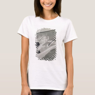 T-shirt Une femme conduisant, c.1930s (photogravure)