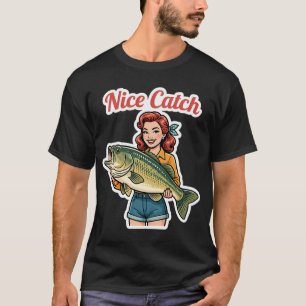 T-shirt Une femme de dessin animé tenant un gros poisson s