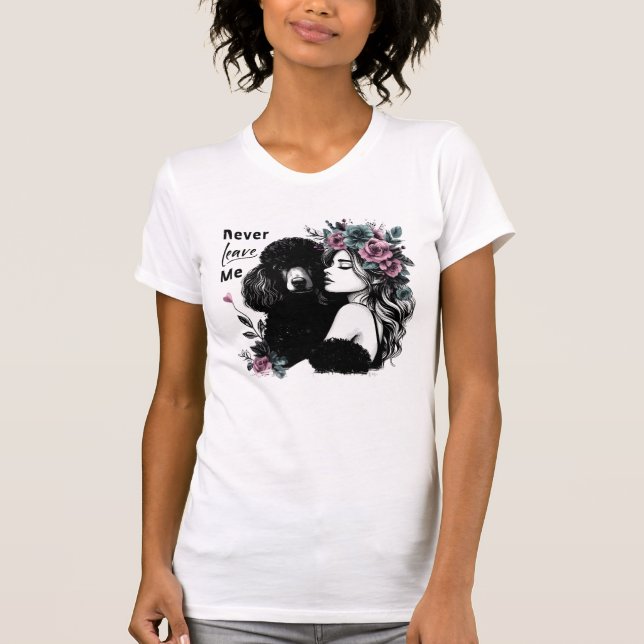 T-shirt Une Femme Qui Accroche Le Poodle Aux Fleurs (Devant)