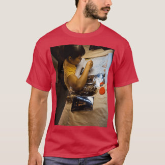 T-shirt Une Femme Se Concentrant Sur Le Graphique De Tirag