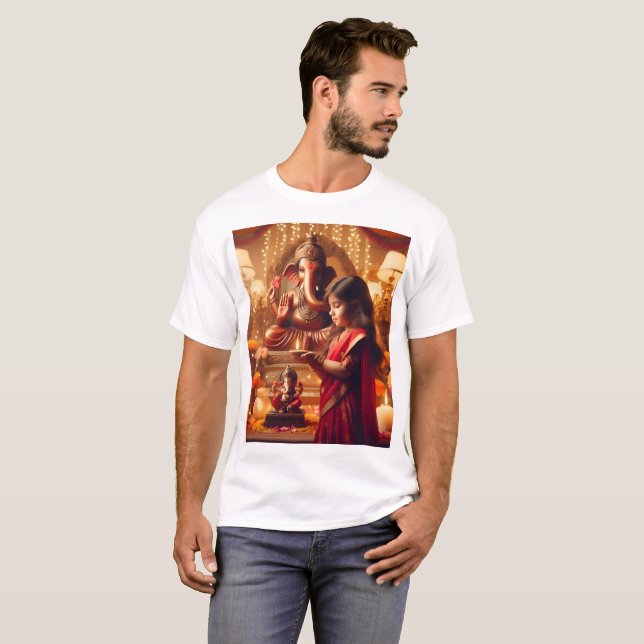T-shirt une fille dans un sari se tient devant une statue (Devant entier)