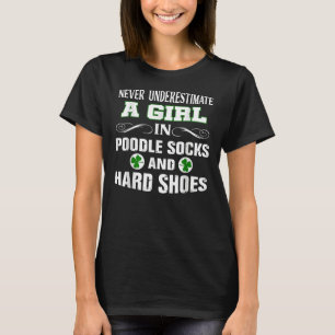 T-shirt Une fille en chaussettes de caniche et chaussures