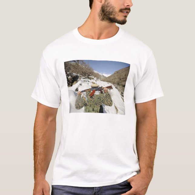 T-shirt Une garde de Mujahadeen marche avec un militaire a (Devant)