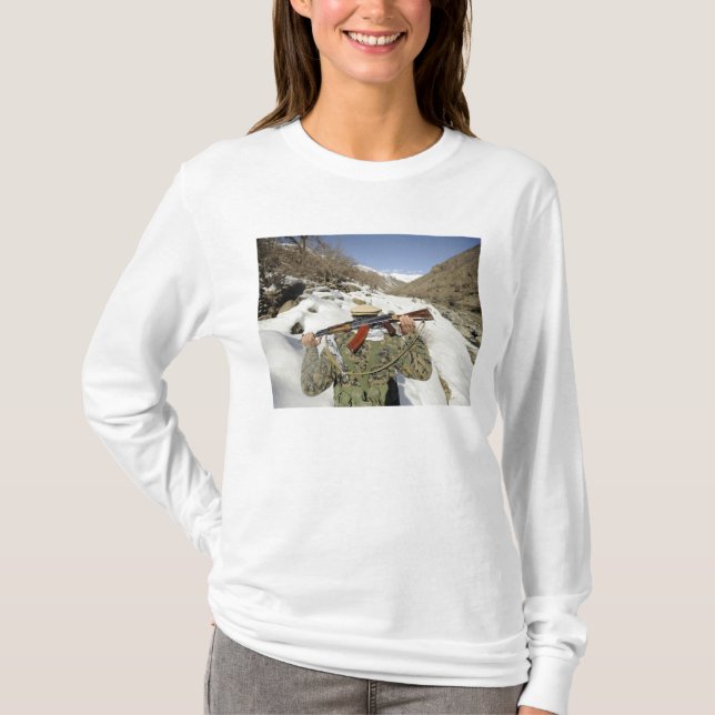 T-shirt Une garde de Mujahadeen marche avec un militaire a (Devant)