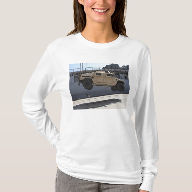 T-shirt Une grue monte un M998 Humvee (Devant)