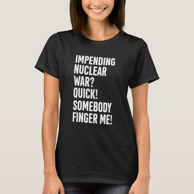 T-shirt Une guerre nucléaire imminente Rapide quelqu'un me (Devant)