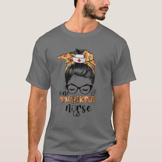 T-shirt Une infirmière de remerciement Messy Bun Fall Nurs (Devant)