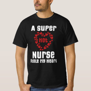 T-shirt Une infirmière super chaude a volé mon coeur drôle