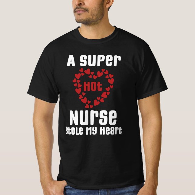 T-shirt Une infirmière super chaude a volé mon coeur drôle (Devant)
