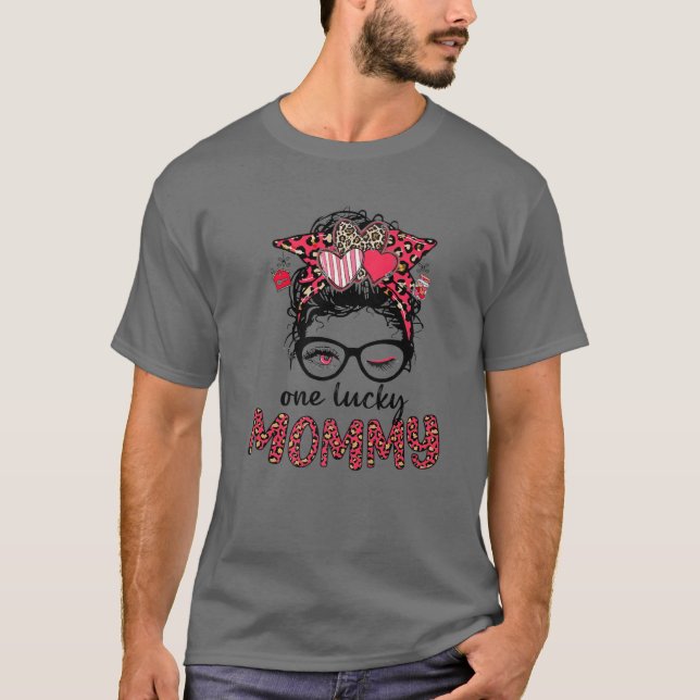 T-shirt Une maman chanceuse Messy Bun Leopard (Devant)
