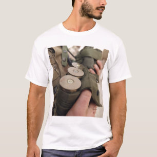 T-shirt Une marine berce des poignées de grenades de 40