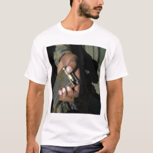 T-shirt Une marine charge les ronds vides de munitions