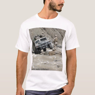 T-shirt Une marine des USA guidant le conducteur de Humvee
