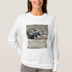 T-shirt Une marine des USA guidant le conducteur de Humvee