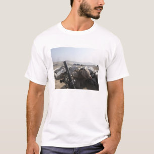 T-shirt Une marine des USA met le feu à un mortier dans