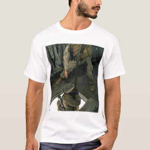 T-shirt Une marine envoie une marine semblable en bas de