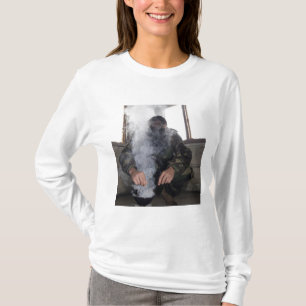 T-shirt Une marine remplit chambre à gaz de plus de gaz d