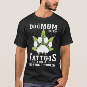 T-shirt Une Mère De Chien Avec Des Tatouages Et Un Problèm