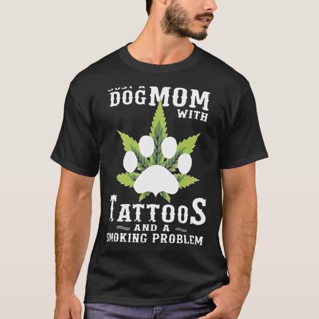 T-shirt Une Mère De Chien Avec Des Tatouages Et Un Problèm (Devant)