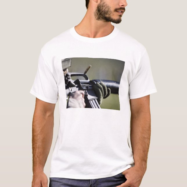 T-shirt Une mouche ronde de la chambre d'un M-16A2 (Devant)