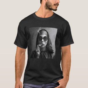 T-shirt Une nonne chaude fume la cigarette, rebelle person