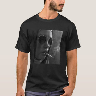 T-shirt Une nonne chaude fume la cigarette, rebelle person