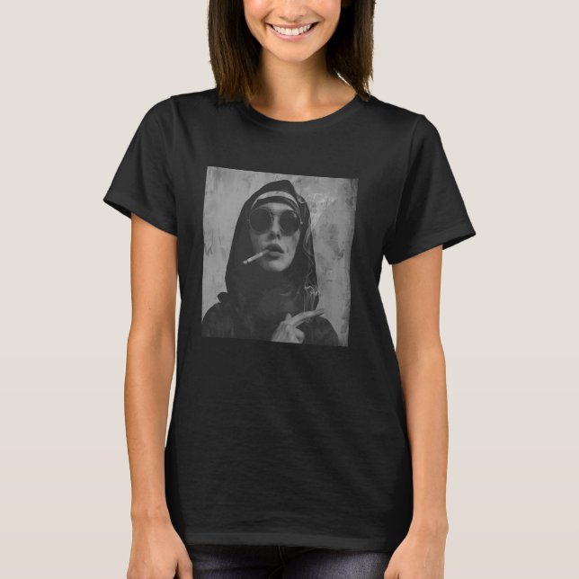 T-shirt Une nonne chaude fume la cigarette, Une nonne rebe (Devant)