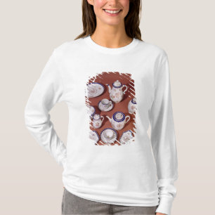 T-shirt Une partie d'un service de thé décoré d'un
