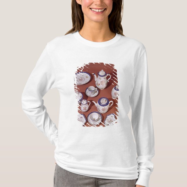 T-shirt Une partie d'un service de thé décoré d'un (Devant)