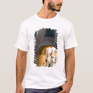 T-shirt Une personne marchant sous une arche, descendant u