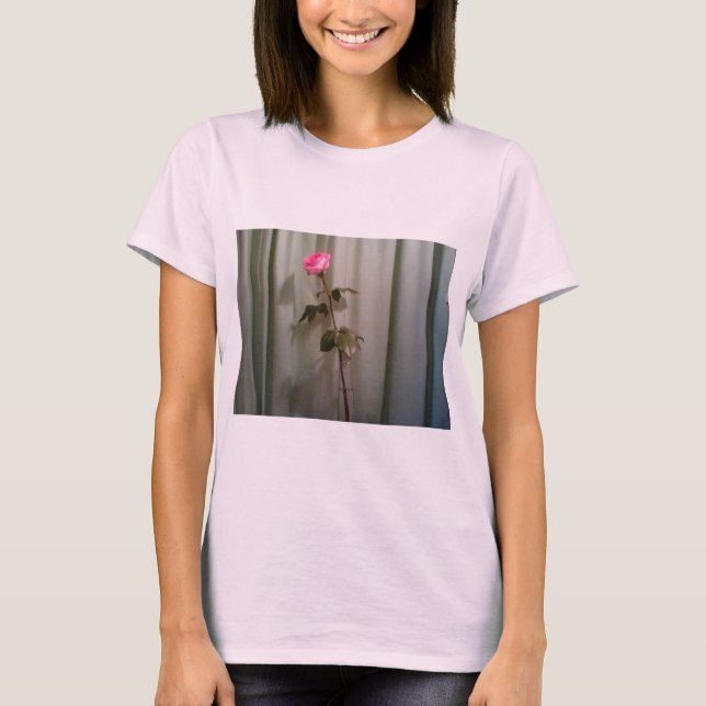 T-shirt Une rose rose unique (Devant)