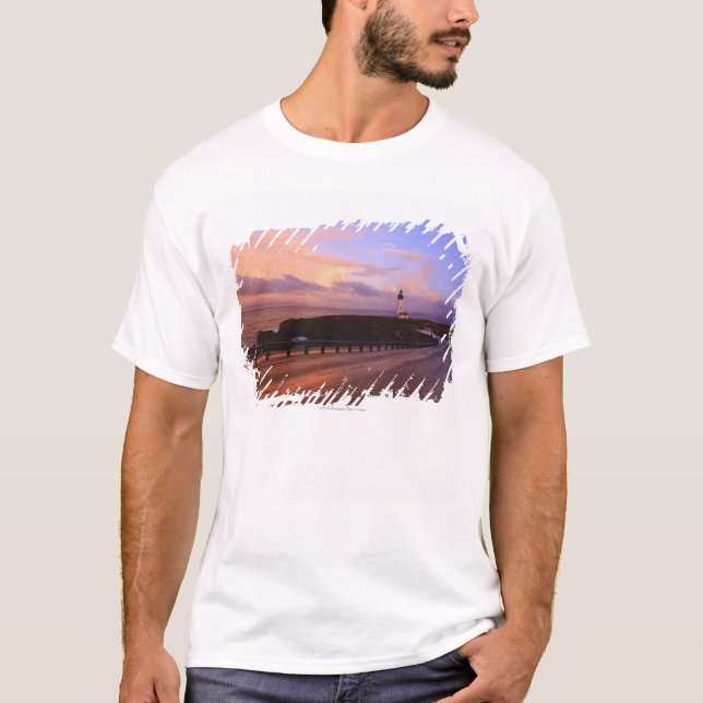 T-shirt Une route et un phare le long de la côte au (Devant)