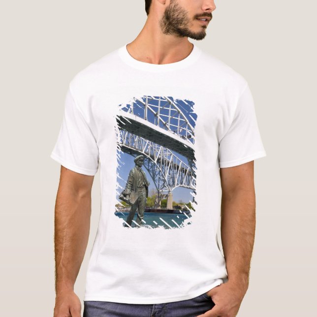 T-shirt Une statue de Thomas Edison par l'artiste local Mi (Devant)
