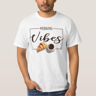 T-shirt Une tasse de café avec un dessin croissant