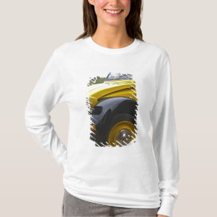 T-shirt Une vieille Citroen 2CV 2 CV noire et jaune,