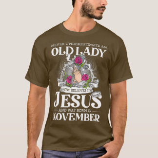 T-shirt Une Vieille Dame Qui Croit En Jésus Et Est Née