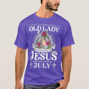 T-shirt Une Vieille Dame Qui Croit En Jésus Et Est Née